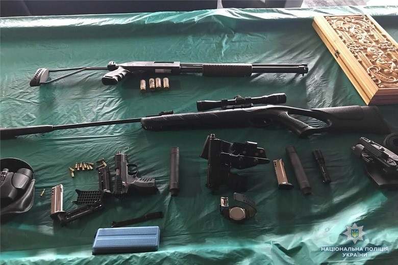 В Киеве разоблачили банду наркоторговцев с арсеналом оружия