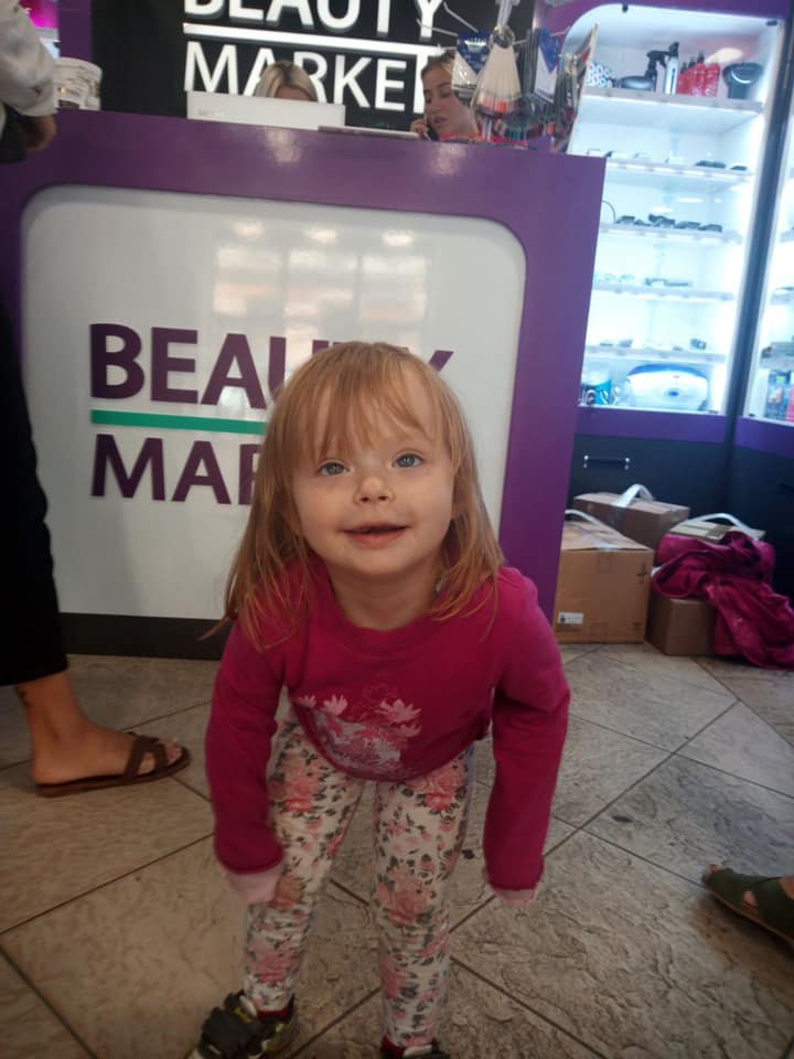 Кинув в магазині: у Львові горе-батько довірив 3-річну дочку "другу" (фото)