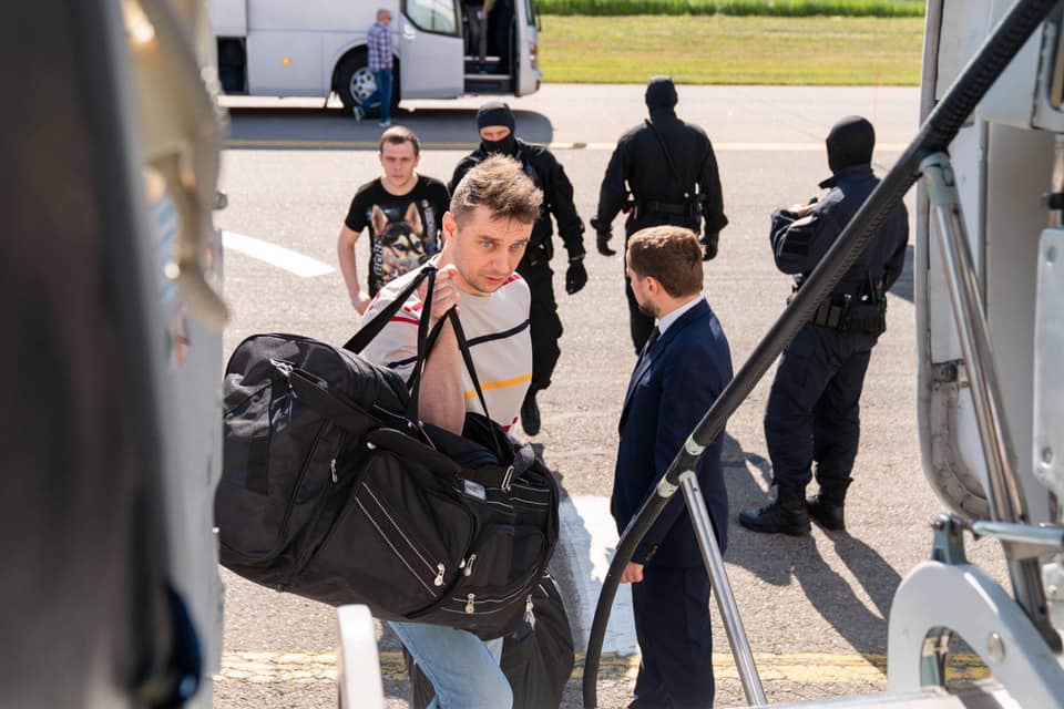 Соратники Зеленского показали, как вывозили пленных из Москвы (фото)