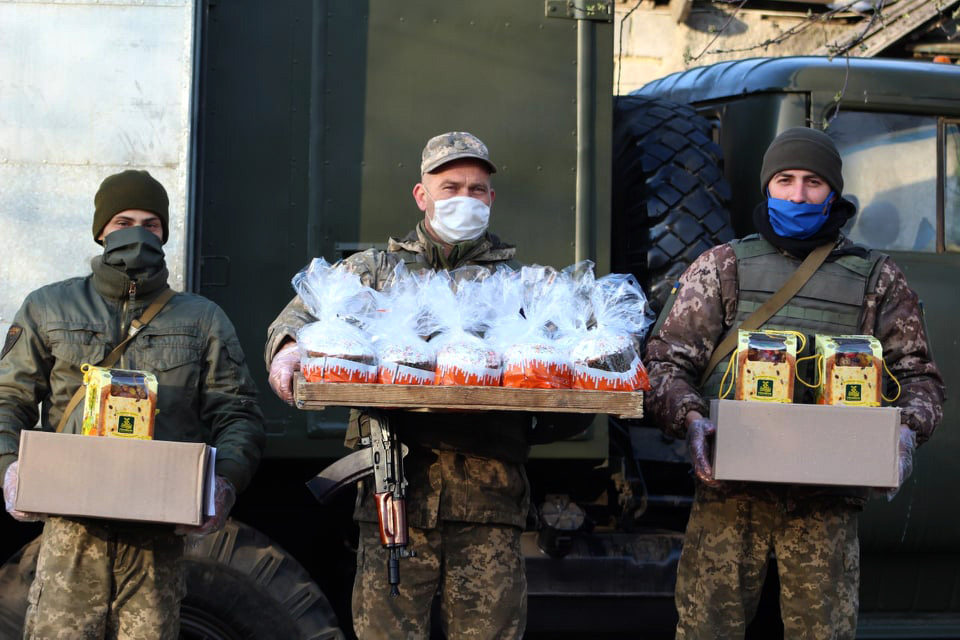 Украинские бойцы встретили Пасху на Донбассе: впечатляющие фото