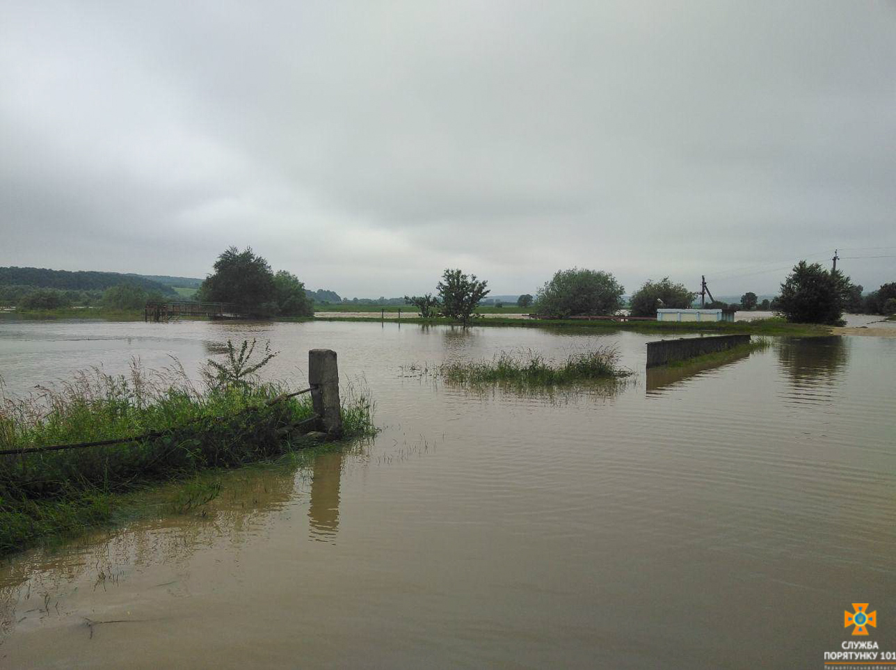 Под Тернополем река перелилась через дамбу: людей эвакуируют