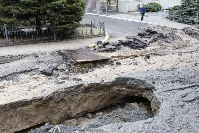 У Дніпрі сильна злива розмила дорогу: фото і відео інциденту