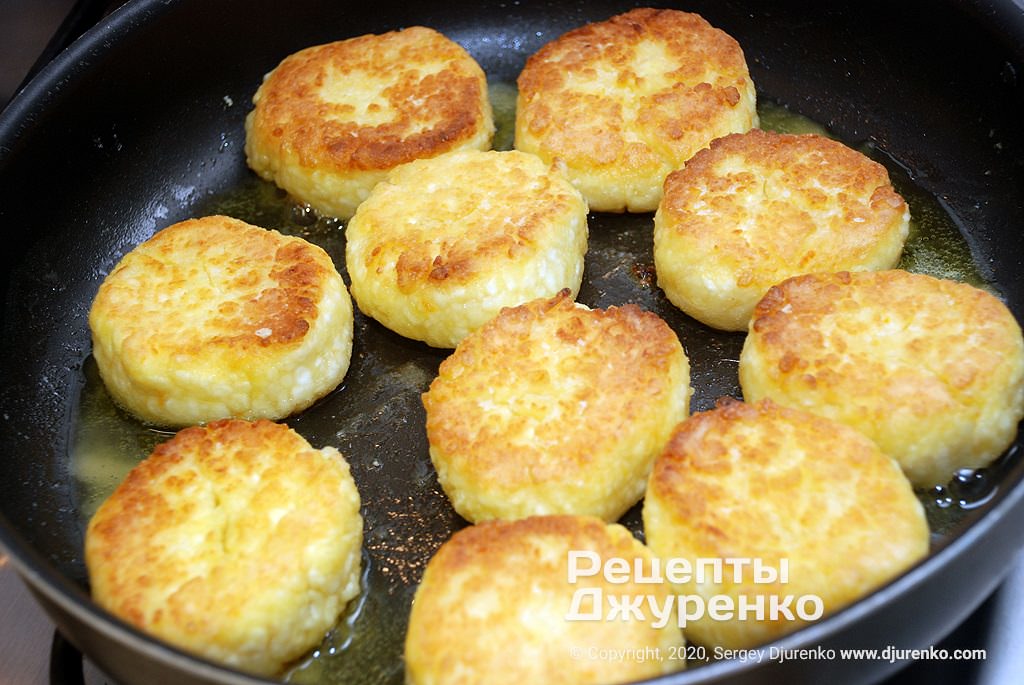 Кулинар поделился рецептом пышных сырников: обязательно добавьте этот ингредиент!