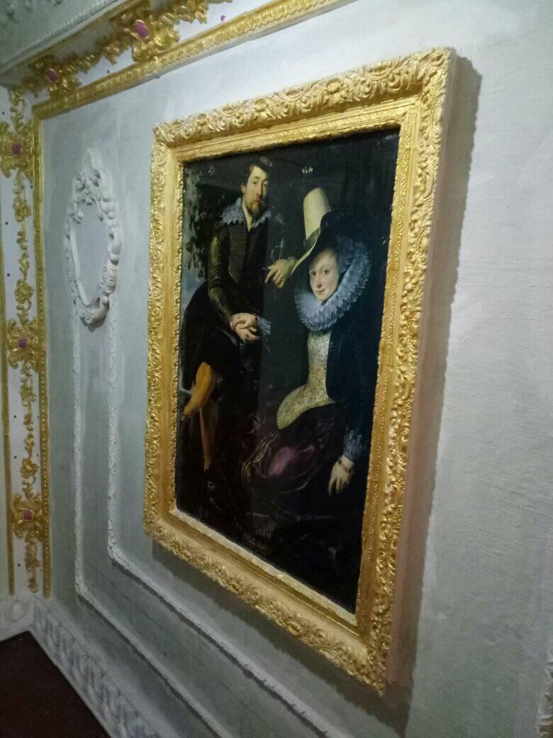 Пенсионер превратил подъезд в Киеве в настоящий Версаль: лепнина, позолота и много картин