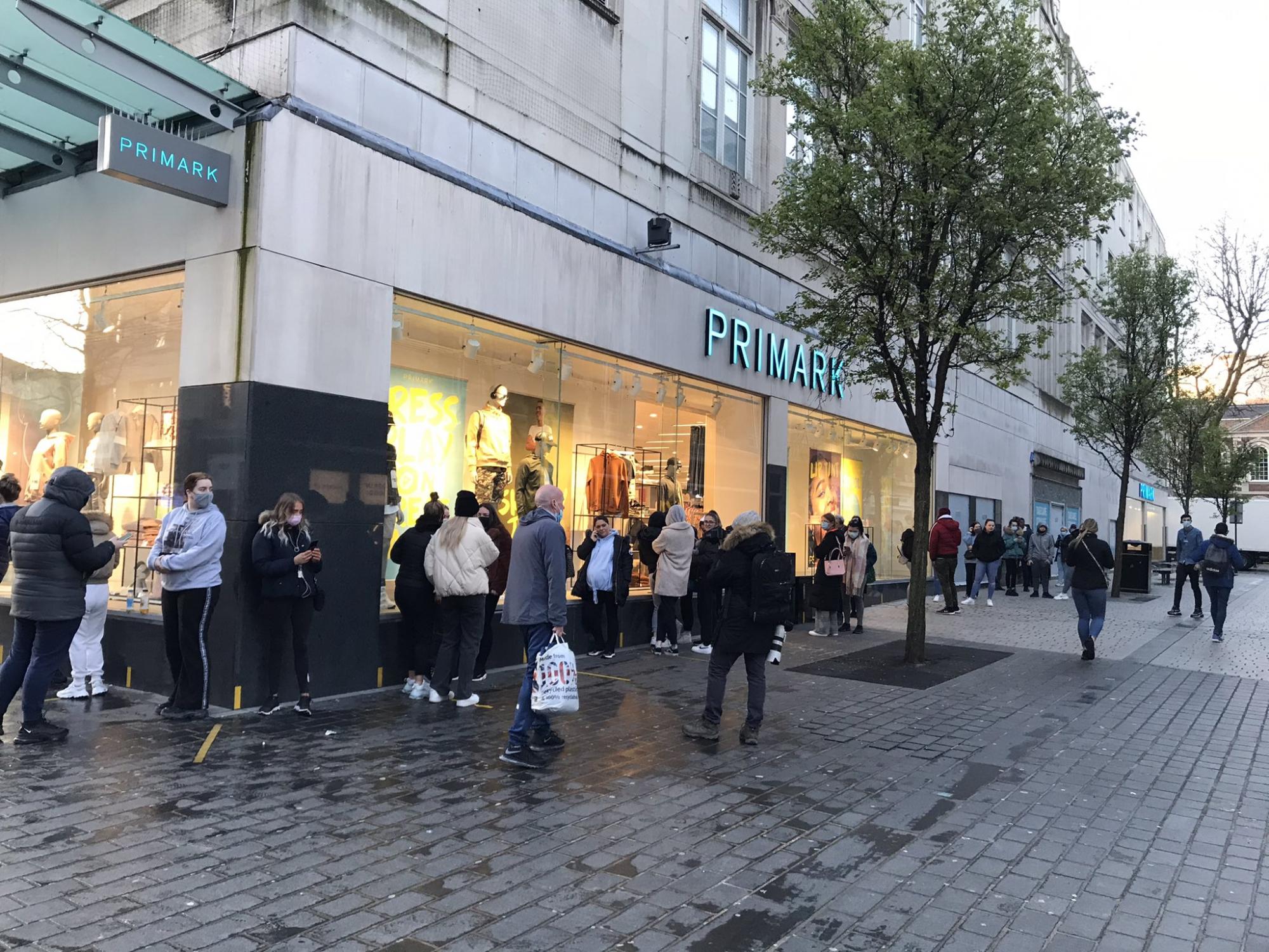 Британцы наводнили пабы и парикмахерские после ослабления карантина: фото и видео с улиц "свободных" городов