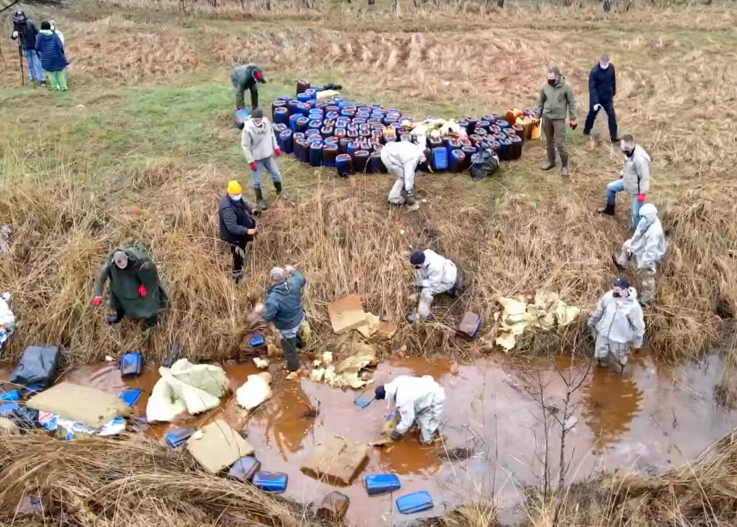 Под Киевом речку забросали канистрами с химикатами: фото и видео эко-катастрофы