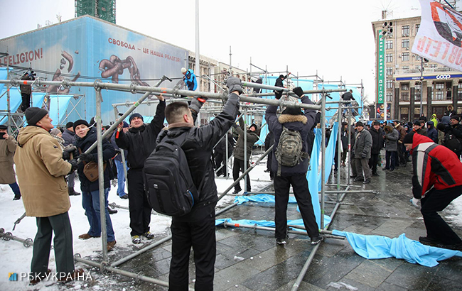 У центрі Києва активісти почали розбирати конструкції на Майдані
