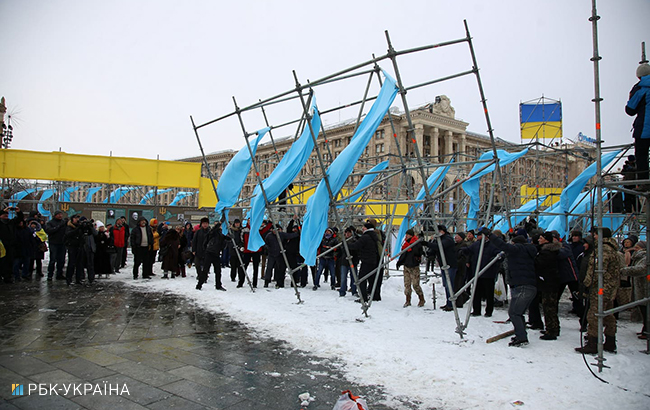 У центрі Києва активісти почали розбирати конструкції на Майдані