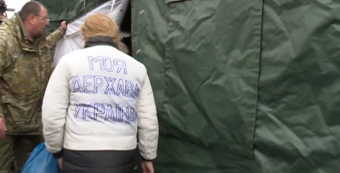 Во время обмена пленными украинка совершила патриотический поступок (фото)