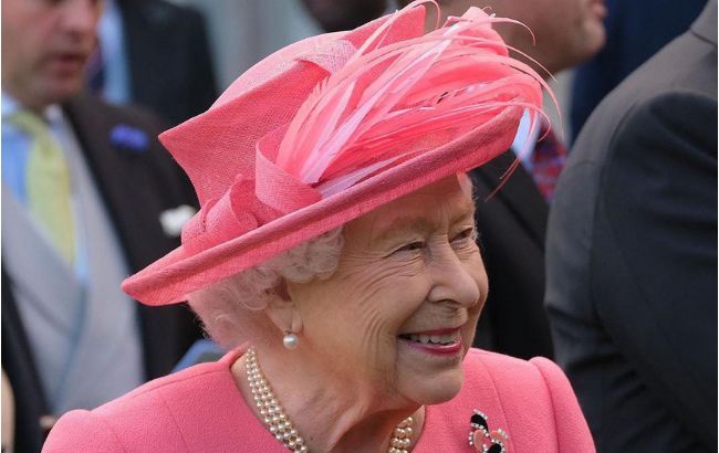 Королю закон не писан: Елизавета II шесть раз нарушала протокол