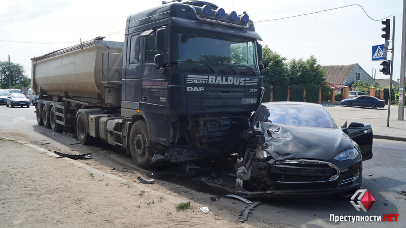 В Николаеве электрокар Tesla столкнулся с грузовиком