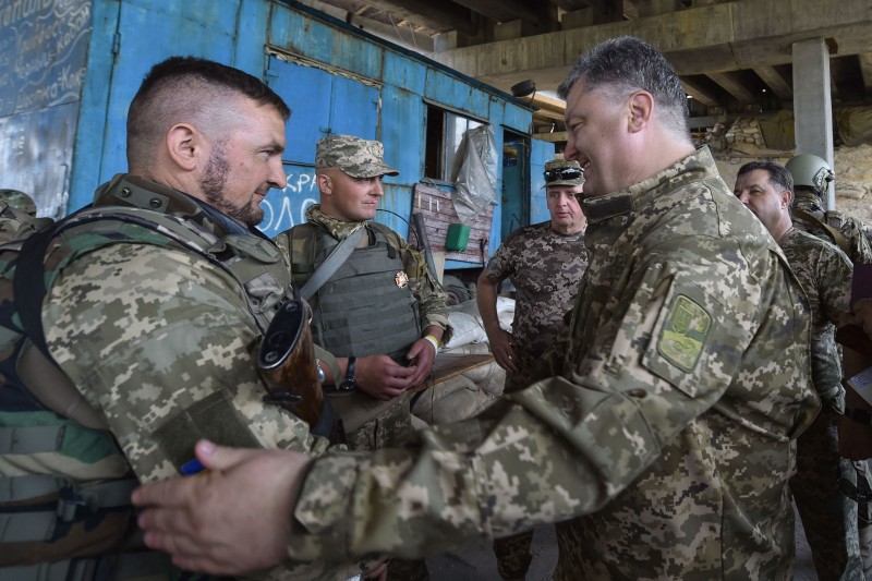 Порошенко проинспектировал линию опорных пунктов на передовой