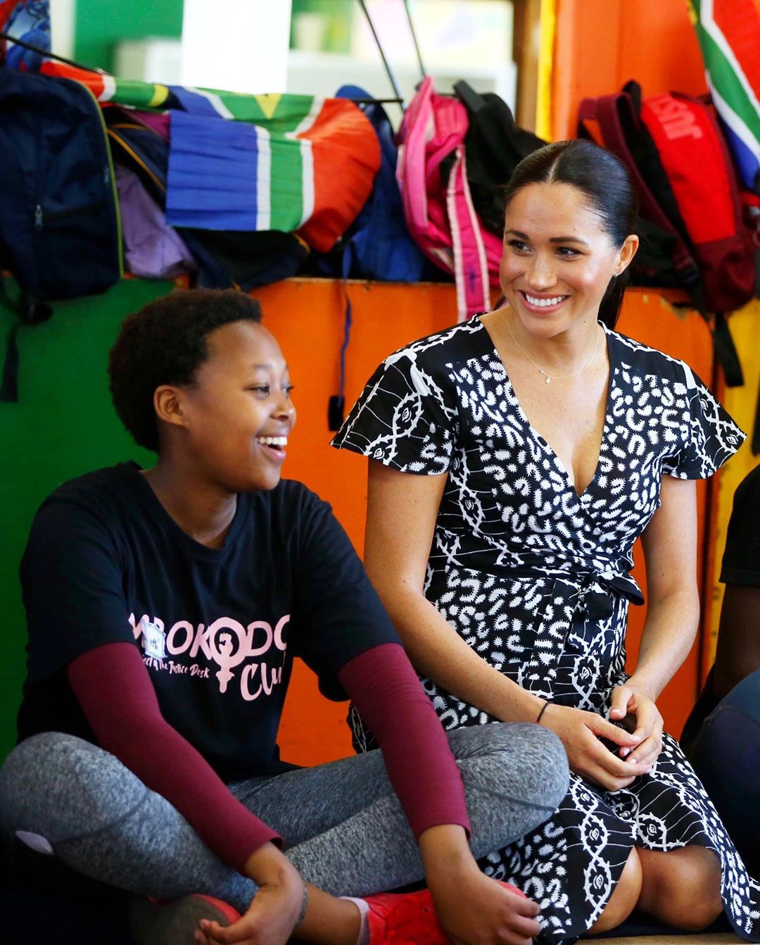 В необычных нарядах и в приподнятом настроении: Меган Маркл блистает на официальных встречах в Южной Африке