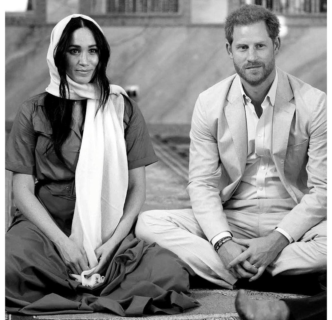 Сама скромность: Меган Маркл в сдержанном образе посетила старейшую крепость в Кейптауне