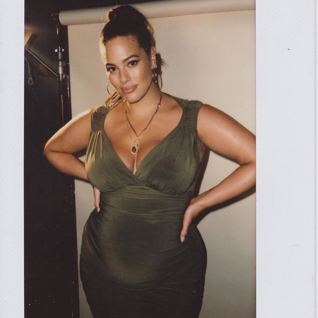 Беременная Эшли Грэм демонстрирует пышные формы в облегающем платье