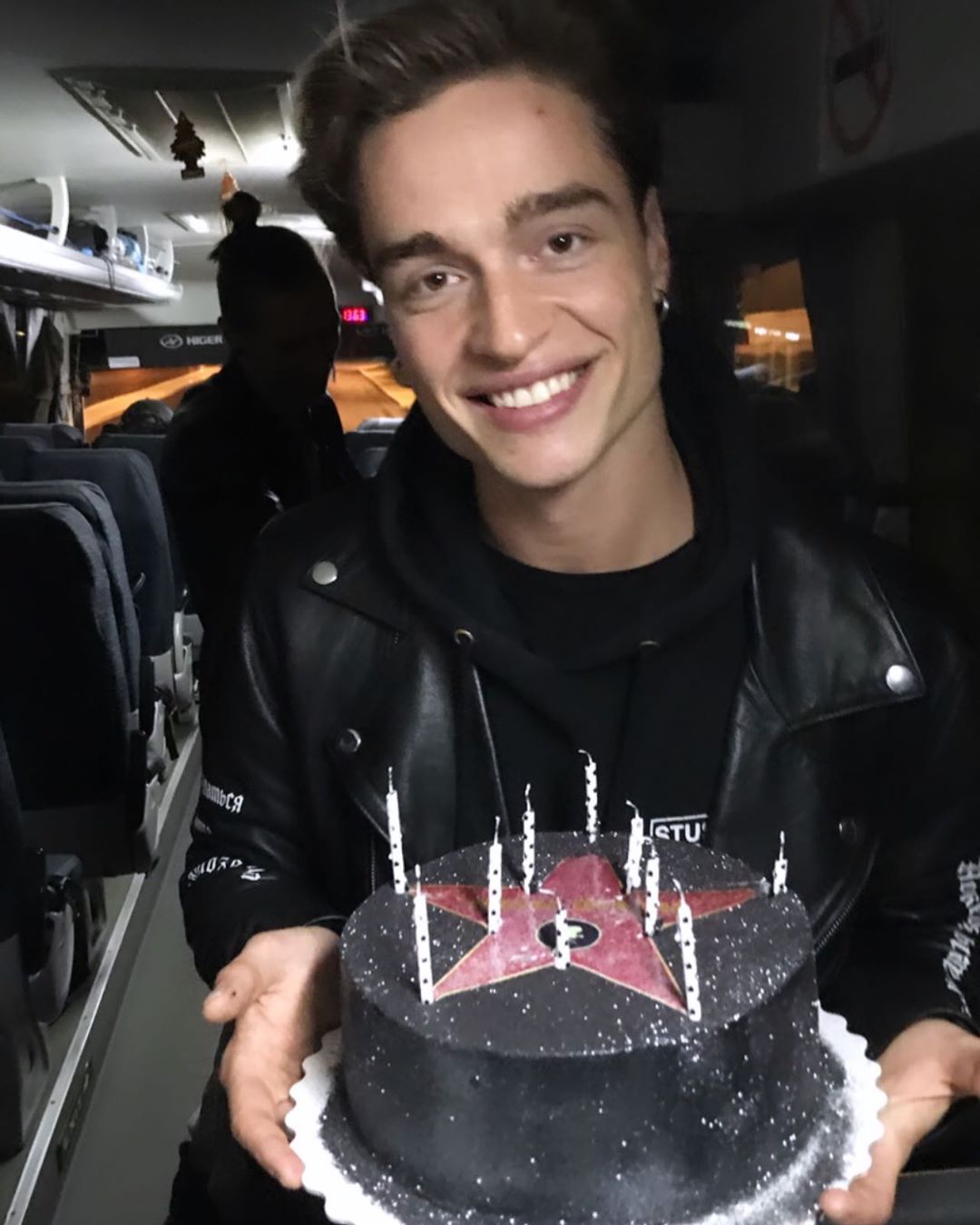 Лободу заподозрили в романе с 27-летним танцором (фото)