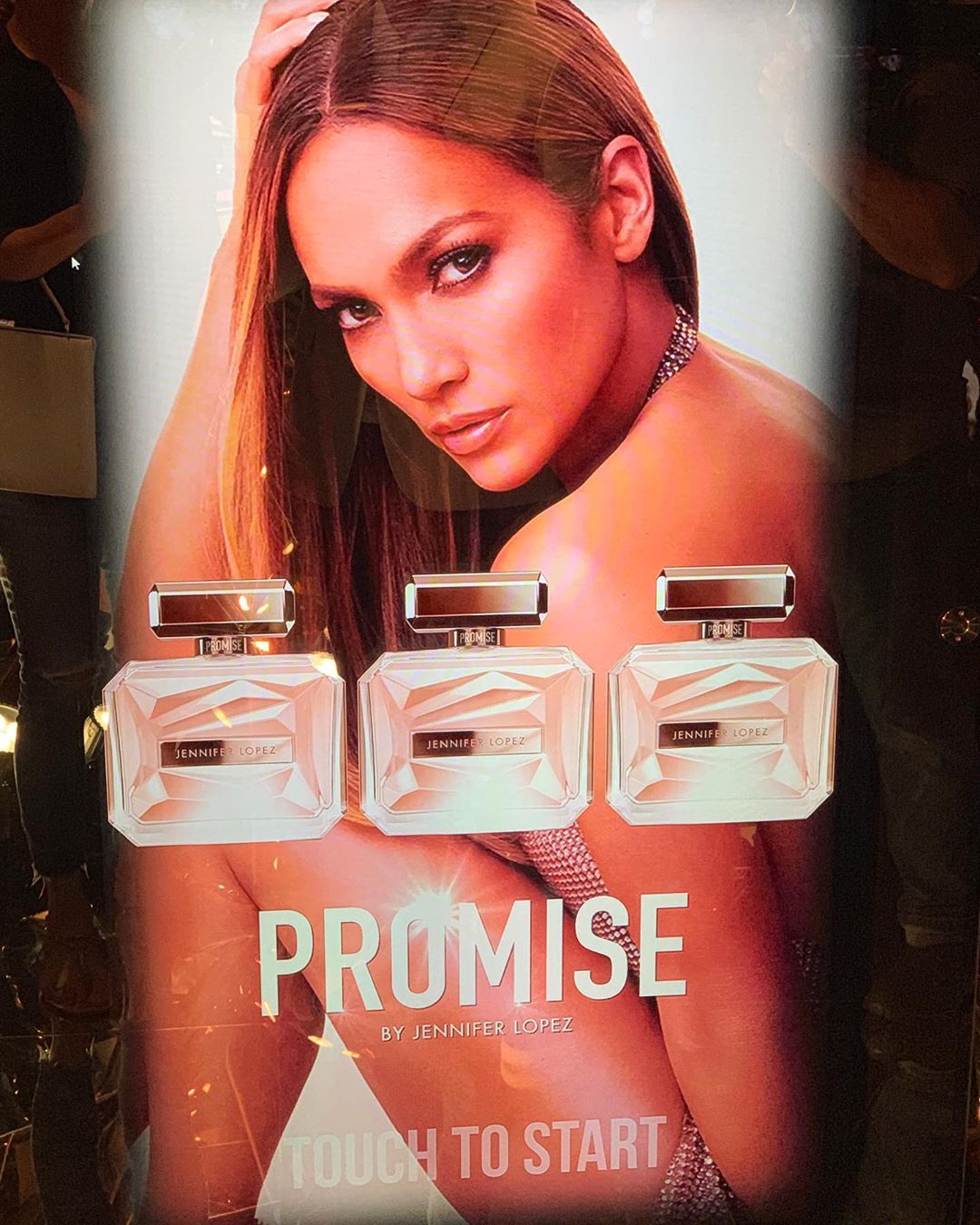 Неперевершена: 50-річна Дженніфер Лопес показала струнку фігуру у відвертому вбранні