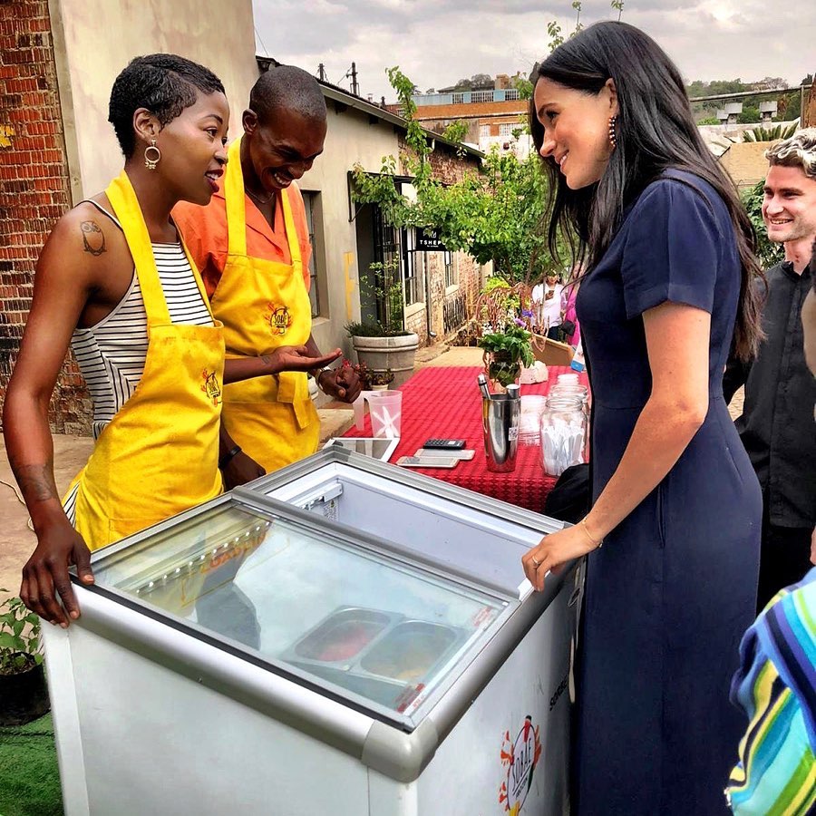 Прекрасна з ніг до голови: Меган Маркл підкорила стильним виходом і стрункістю