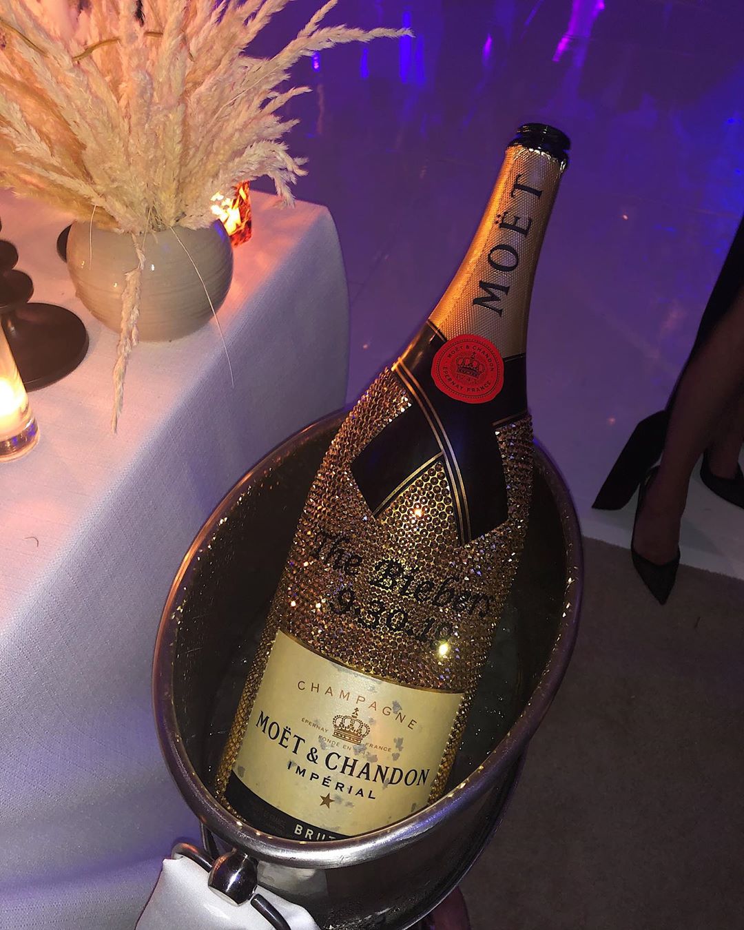 Казково красива: Кайлі Дженнер підкреслила пишні форми відвертою золотистою сукнею