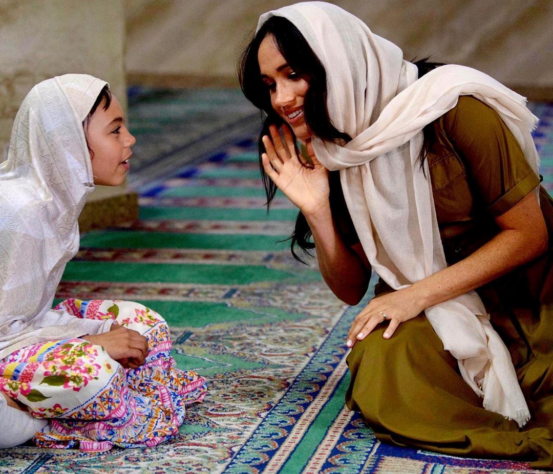 Сама скромность: Меган Маркл в сдержанном образе посетила старейшую крепость в Кейптауне