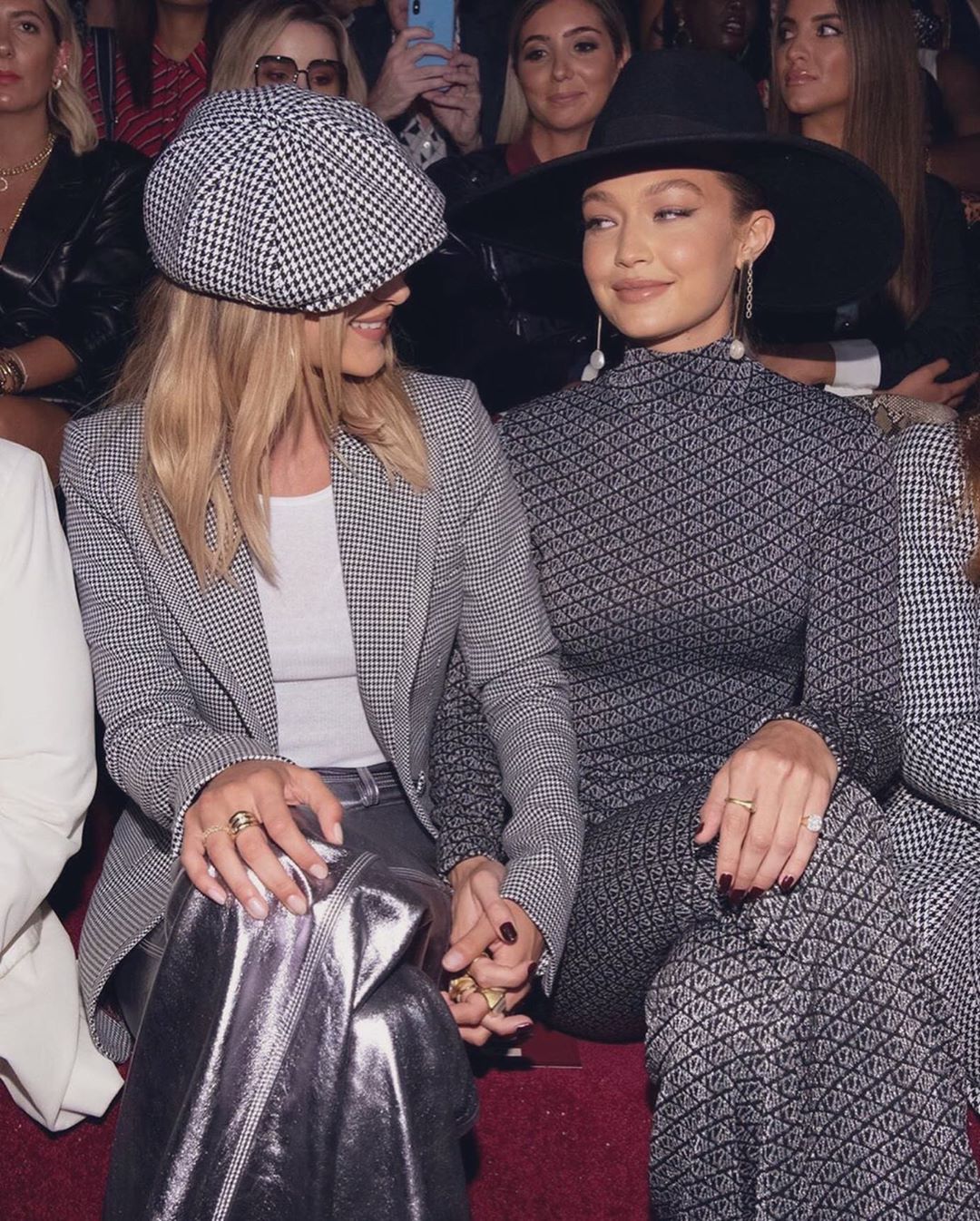 Взять серебро: Джиджи и Белла Хадид демонстрируют, как носить трендовые наряды в серых тонах