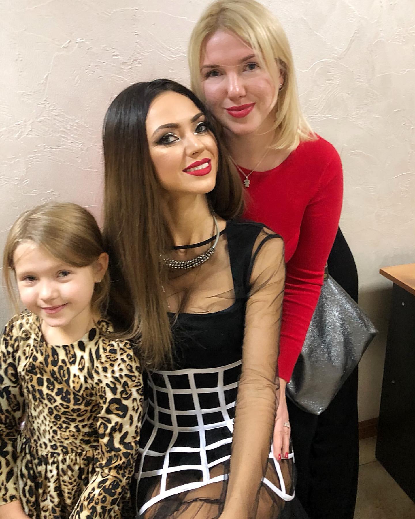 "Как вы похожи!" Вика из НеАнгелов показала редкое фото с самыми родными