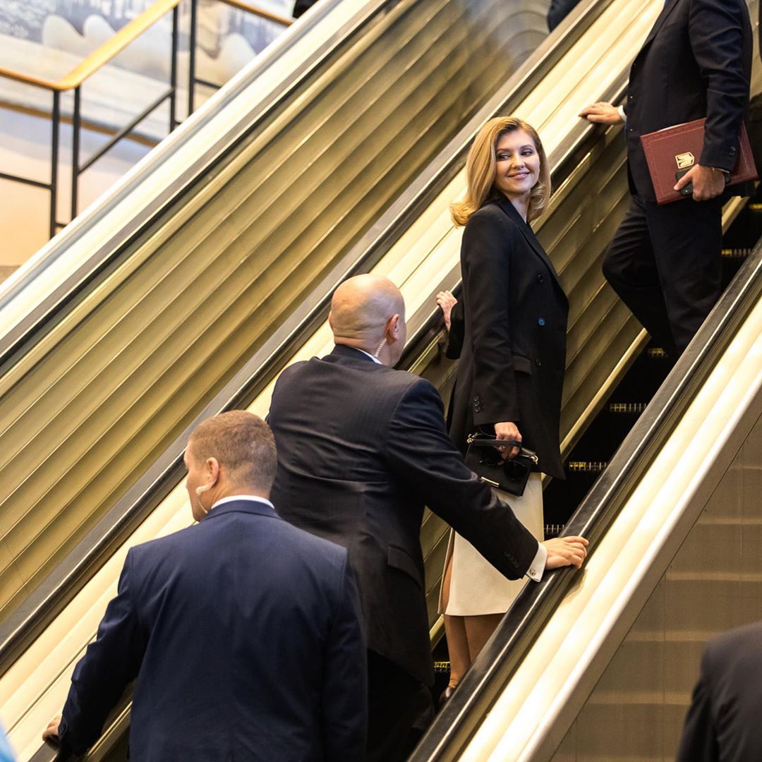 Сама досконалість: Олена Зеленська захопила стильним чорно-білим вбранням