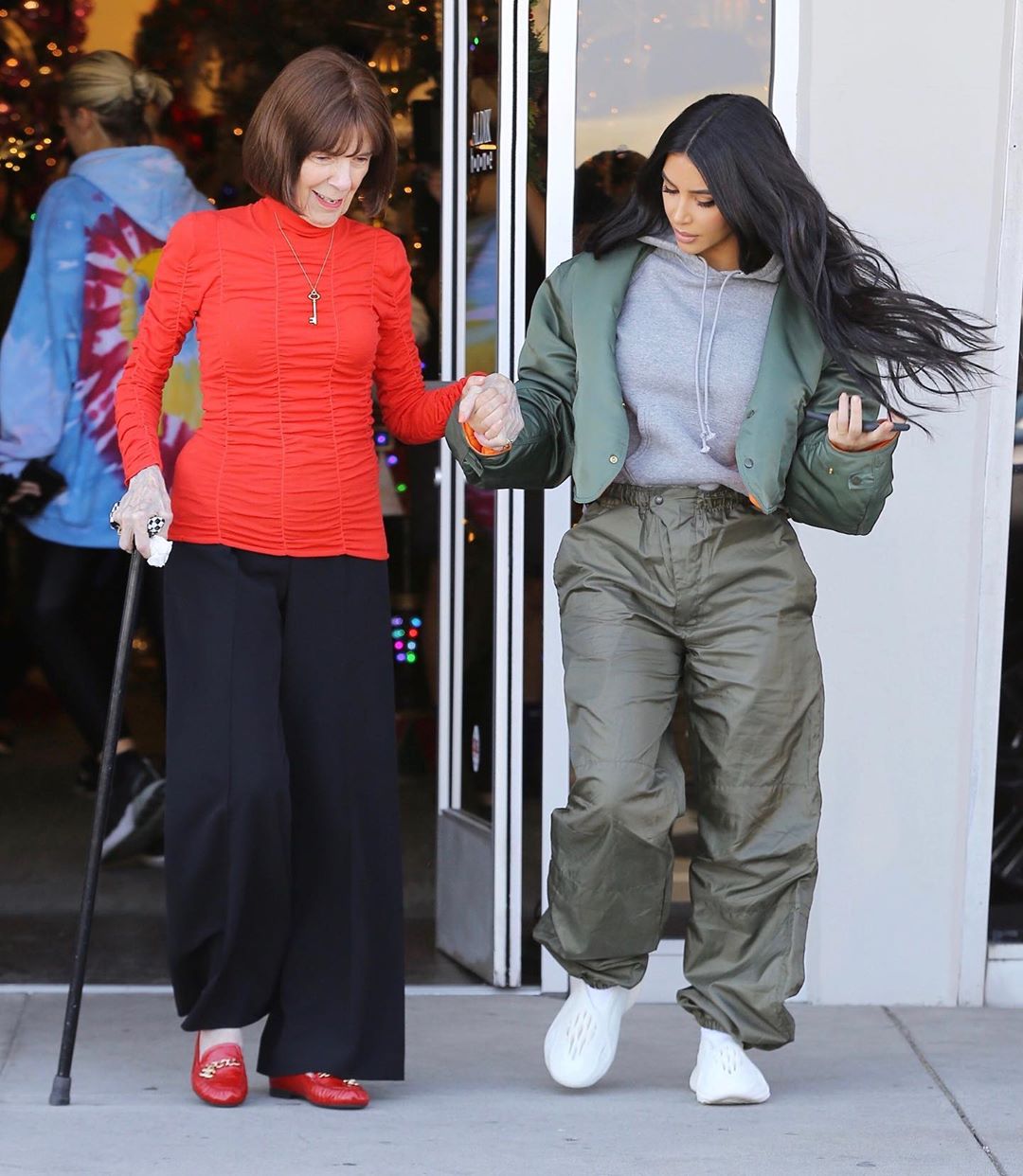 Королева спорт-шику: Кім Кардашьян у стильному вбранні вирушила на шопінг з бабусею