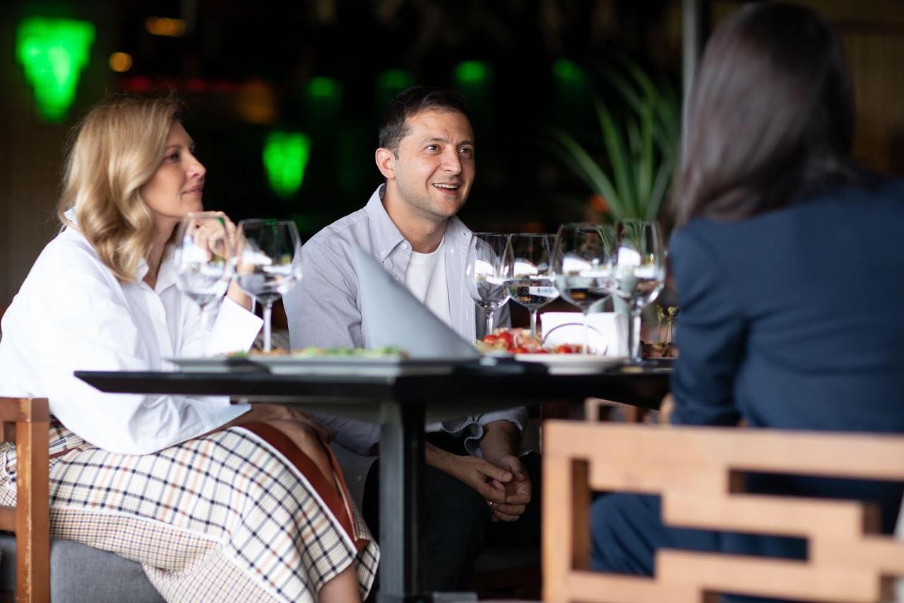 Мила Кунис в Киеве расхвалила Зеленского: появились фото