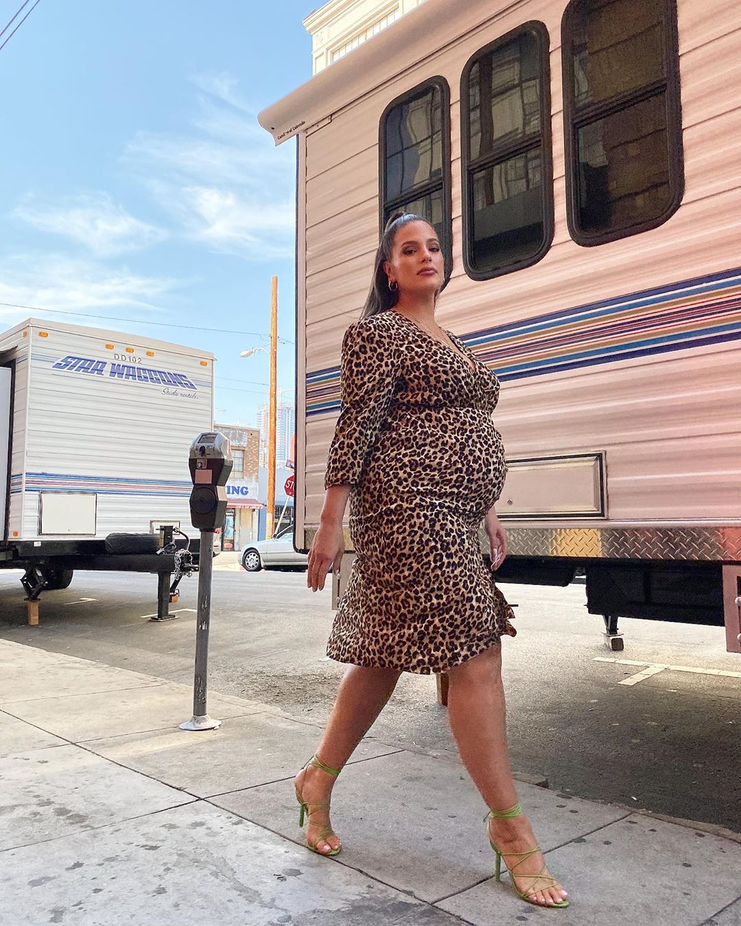 Топ-5 самих сміливих образів вагітної Ешлі Грем: від богині латексу до хижачки