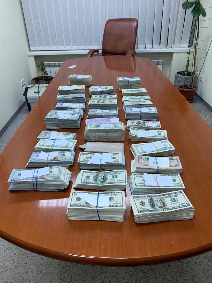 В Киеве у врача, задержанного на взятке, нашли миллион долларов наличными