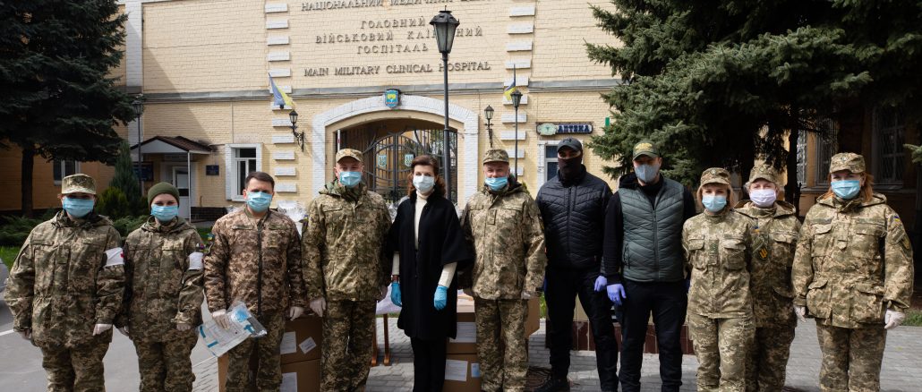 Марина Порошенко передала в военный госпиталь защитные костюмы для врачей и пасхальные куличи