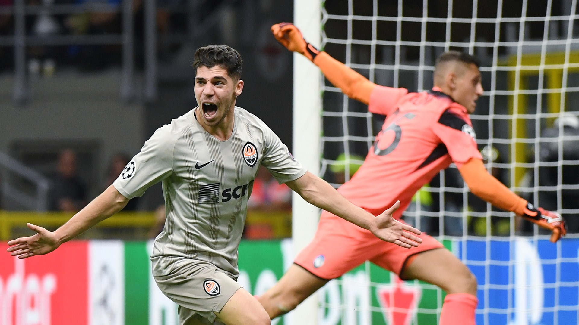 Украинский комментатор сорвал голос после невероятного гола (видео)