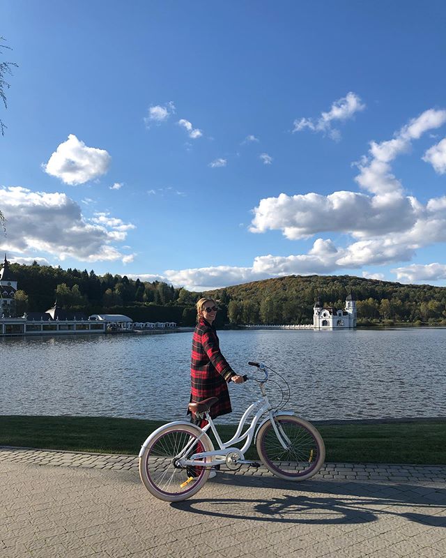 Успеть все! Стильная Осадчая похвасталась активной осенью в живописном месте