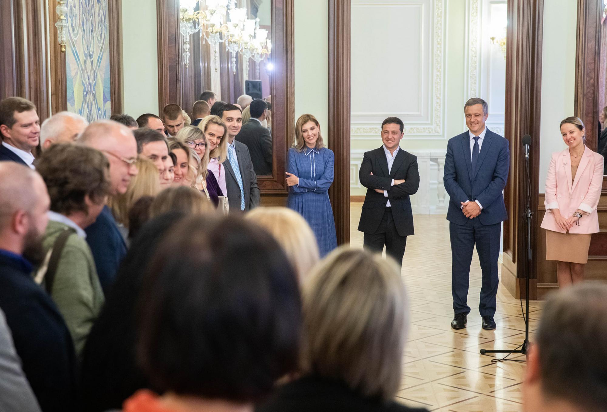 Синій їй до лиця: Олена Зеленська захопила новим яскравим образом і незвичайною укладкою