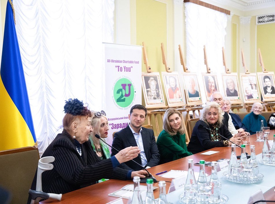 Сама женственность: Елена Зеленская блистает в стильном наряде трендового оттенка