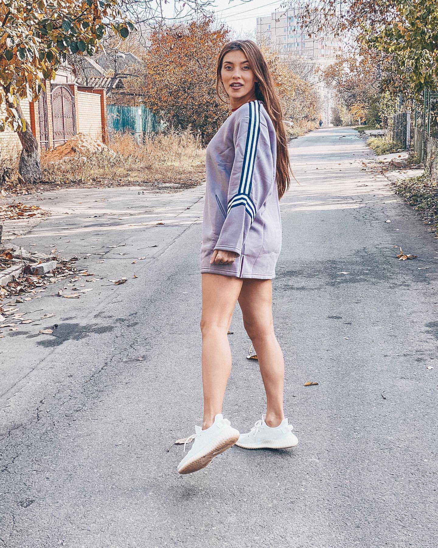 "Ножки – загляденье": Тодоренко в экстремальном мини гуляет по теплой Одессе