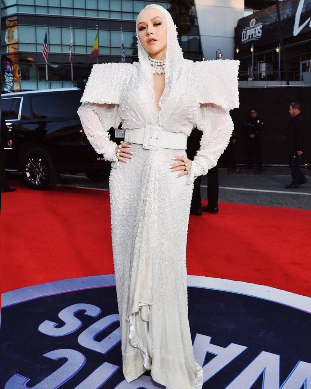 Белая королева: Кристина Агилера блистает в винтажном платье Jean Paul Gaultier