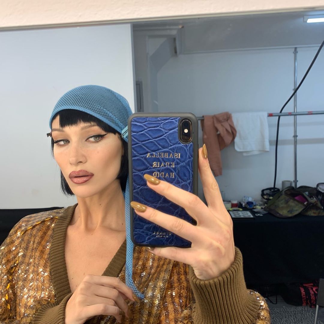 Каре з чубчиком і графічні стрілки: Белла Хадід блищить в новому чуттєвому образі