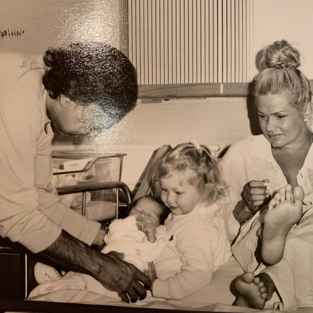 Каре з чубчиком і графічні стрілки: Белла Хадід блищить в новому чуттєвому образі