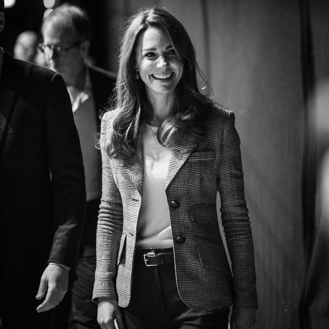 В узких брюках и клетчатом блейзере: Кейт Миддлтон блистает в Лондоне в эффектном деловом наряде