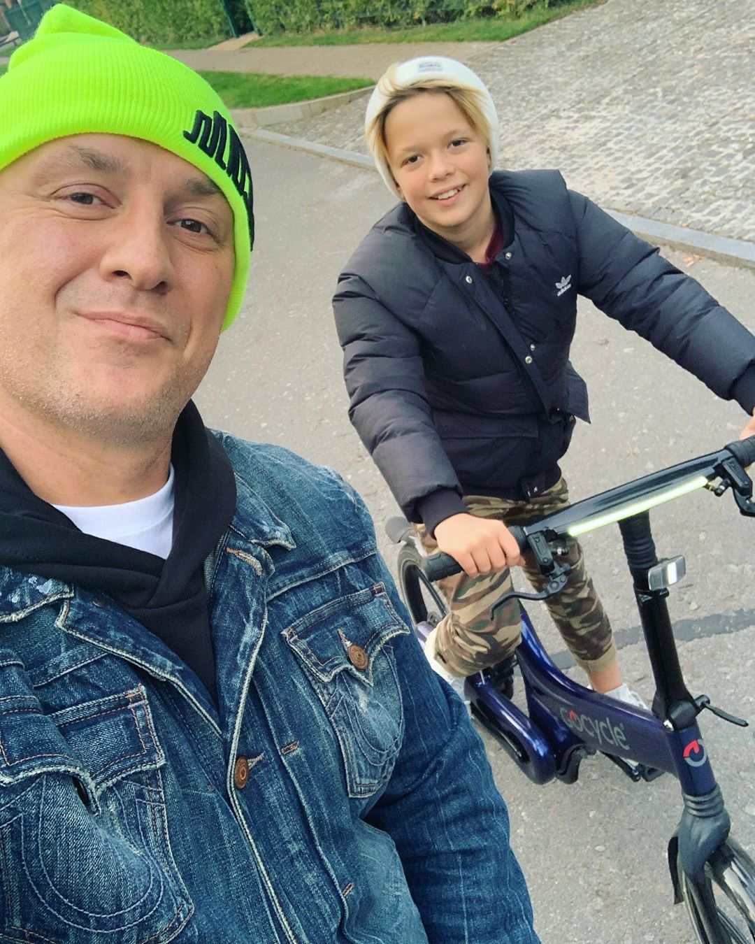 "Красунчик росте": Потап зворушив мережу велопрогулянкою з підрослим сином