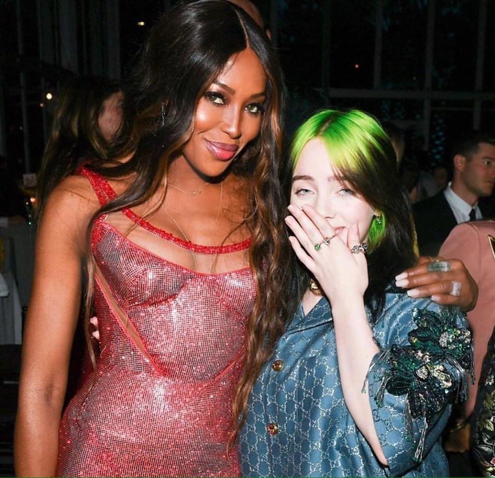 Шик и блеск: 49-летняя Наоми Кэмпбелл покорила идеальной фигурой в роскошном платье