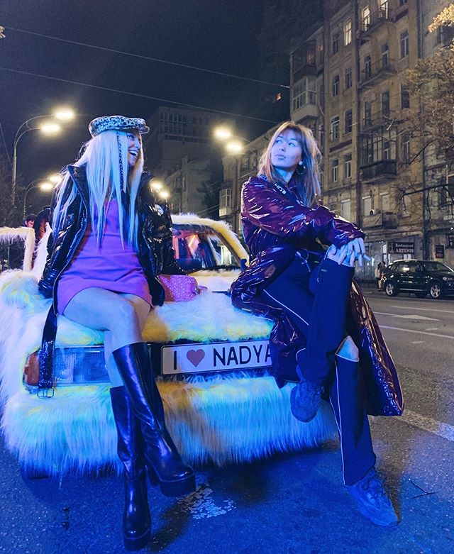 Длинноногая блондинка в розовом мини: дерзкая Дорофеева засветилась на ночной улице