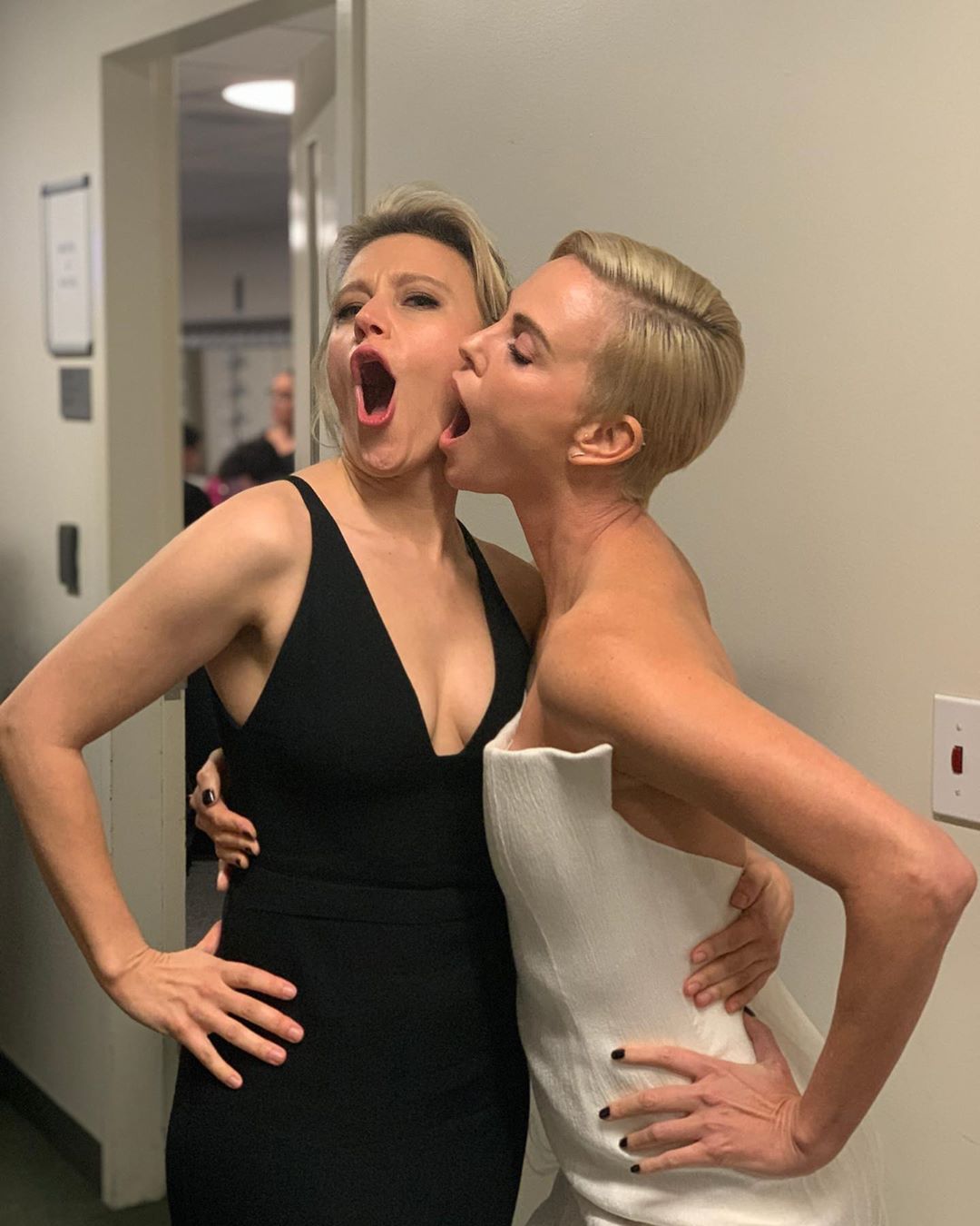 Не надивитися! 44-річна Шарліз Терон захопила стрункою фігурою в розкішній сукні Givenchy