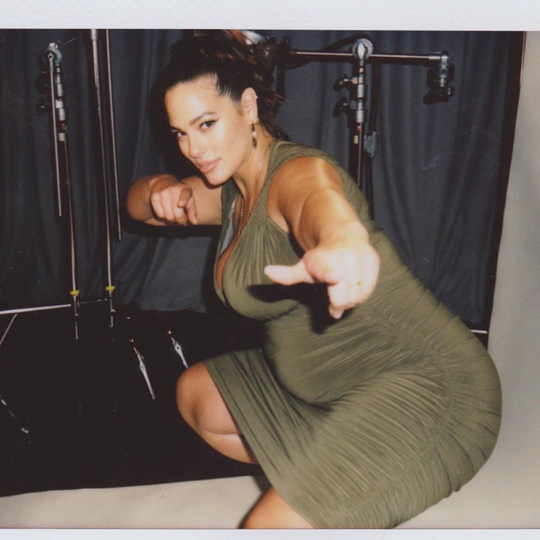 Беременная Эшли Грэм демонстрирует пышные формы в облегающем платье