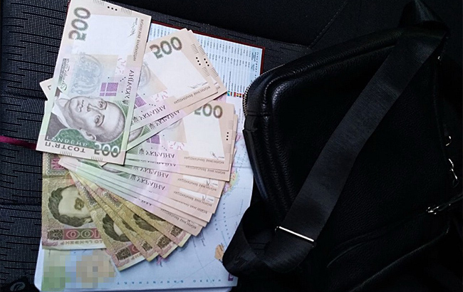 В Черниговской области на взятке задержали трех должностных лиц полиции