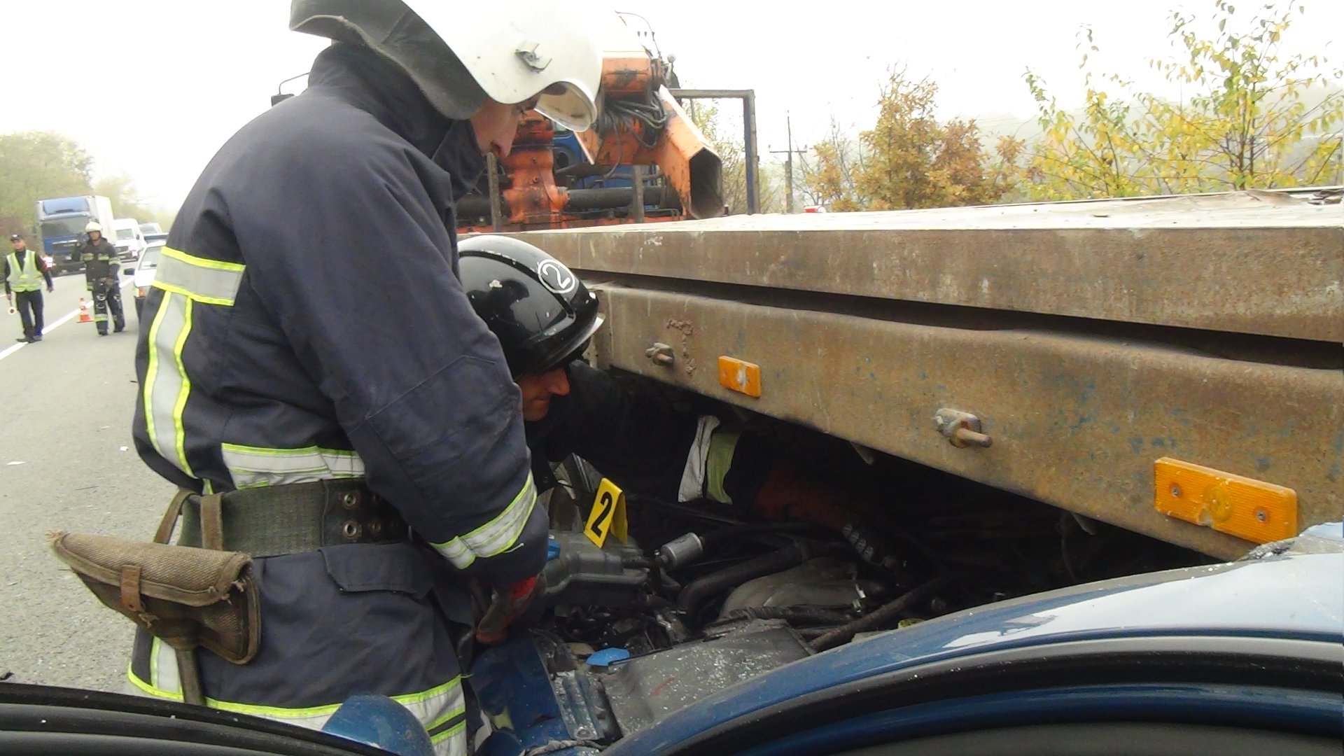 В Ивано-Франковской области столкнулись автомобиль с тягачом, есть пострадавшие