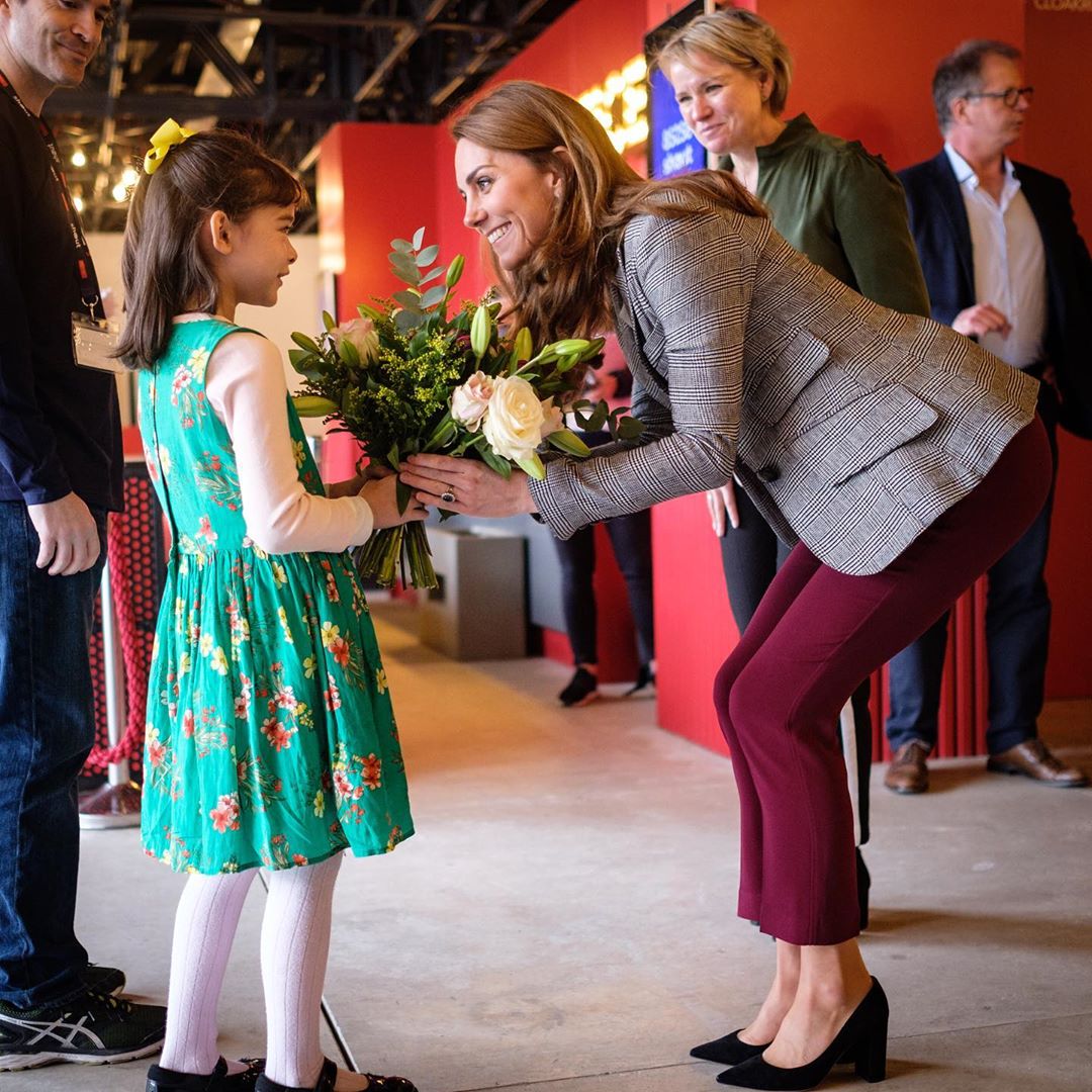 В узких брюках и клетчатом блейзере: Кейт Миддлтон блистает в Лондоне в эффектном деловом наряде