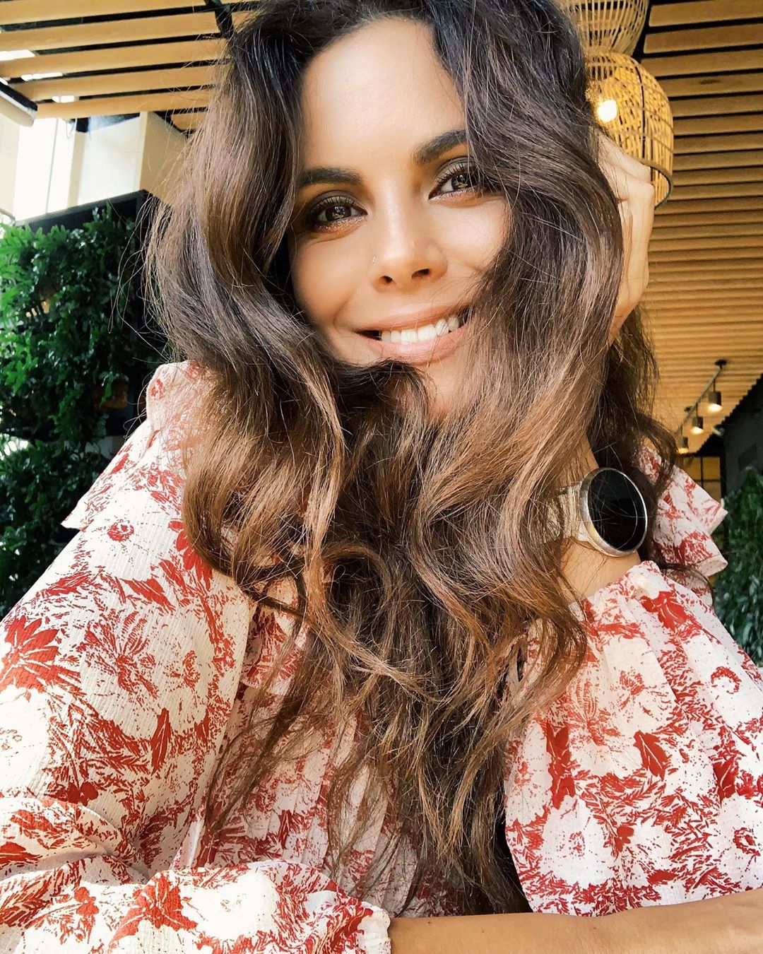 "Все красивее и красивее": Настя Каменских покорила сеть лучезарной улыбкой